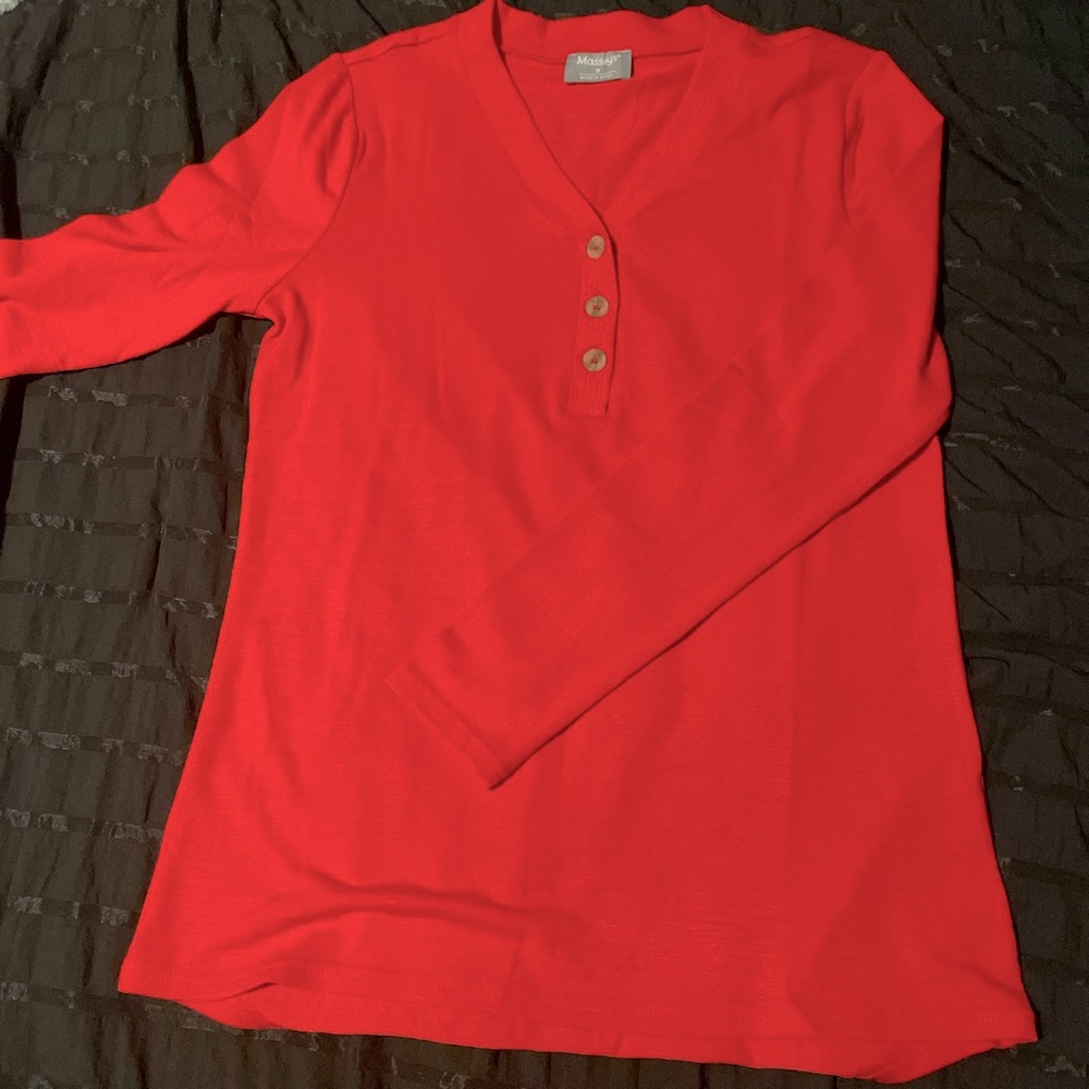 Buttoned light sweater